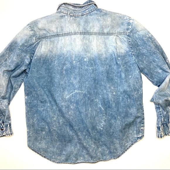 HIPPIE LAUNDRY Acid Wash Lightweight Denim Button Shirt - Picture 7 of 11